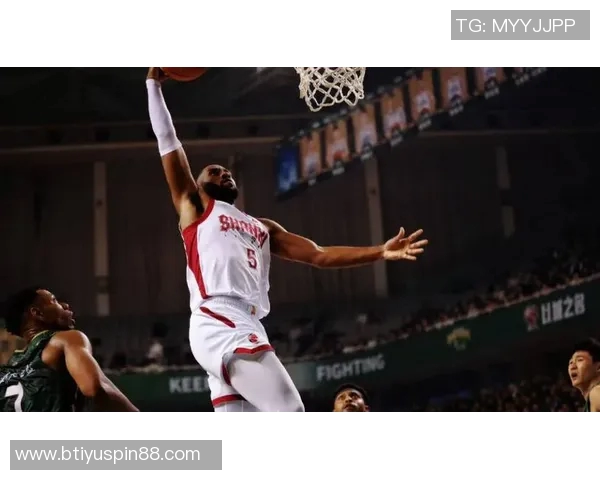 鲍威尔首节火力全开三分球三连击并制造三分犯规表现抢眼