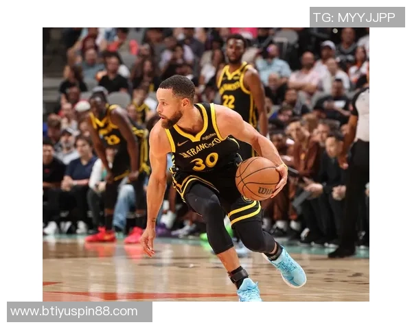 追梦与库里携手共进各展风采共同引领球队的精彩旅程